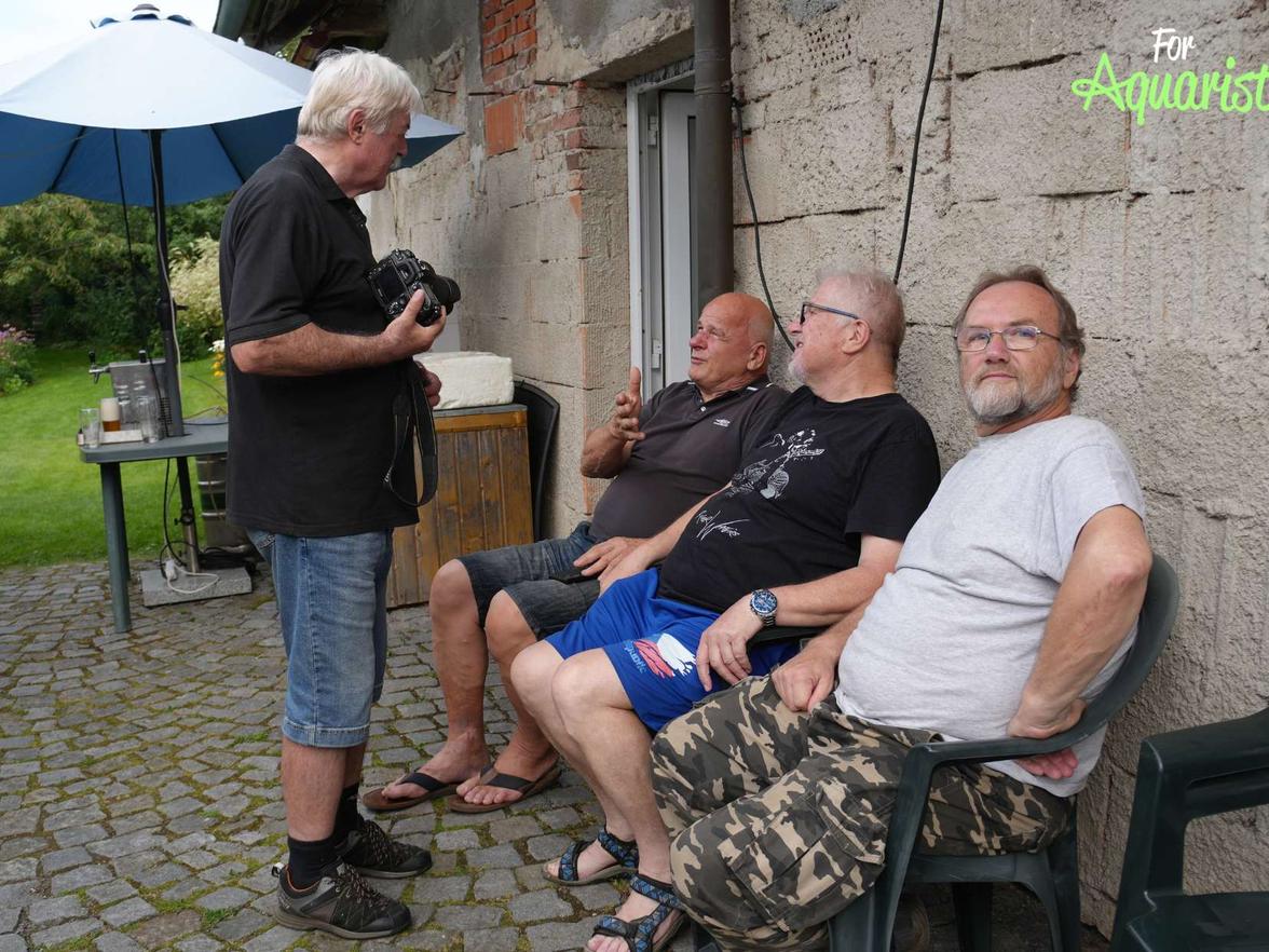 Na pořadu dne byly přátelské diskuze. Slávek Boudný nalevo, Richard Stříbrný, Olda Zelený a Josef Moc napravo