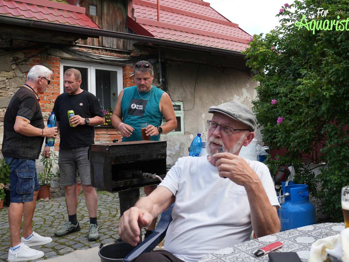 Posezení u stolečku (Luděk Zicháček) a grilování (Luboš Guhl). Diskuze v pozadí Jarda Dvořák a Jiří Kudrna.
