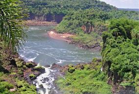 Čiré vody mívají pH 4,5-7,8 s viditelností 1-4,5 m. Nejznámější jsou Tapajós, Tocantins a Xingú.
