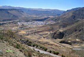 Rio Urubamba pramení pod názvem Vilcanota v Centrálních Andách jihovýchodně od Cuzca nedaleko Puna. Ve Svatém údolí mezi Pisacem a Ollantaytambo bývá někdy nazývána též Wilcamayu (svatá řeka).  Protéká v hlubokých kaňonech, které rozdělují hřbety Vilcabamba a Vilcanota, stéká se s řekou Tambo-Ene-Apurímac a vytváří řeku Ucayali.